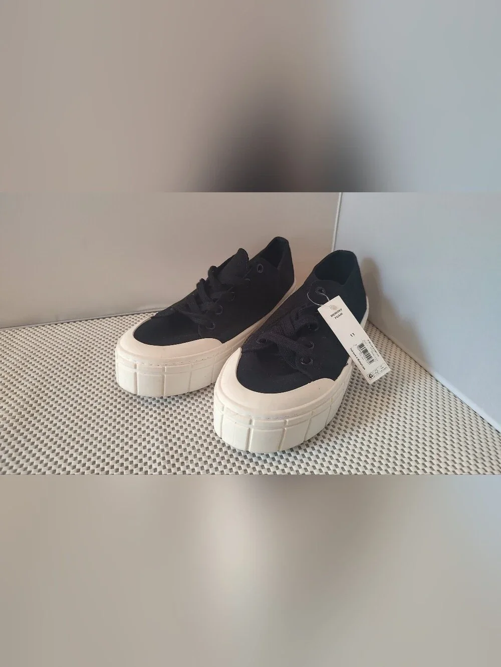 No Boundaries Women's Size 11 Low Chunky Lug Fashion Sneakers NWT Canvas